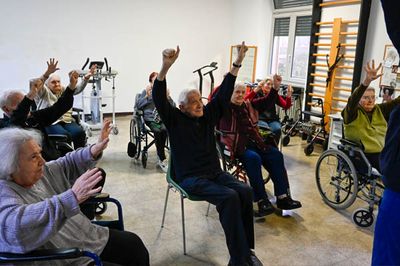 molte persone che praticano sport